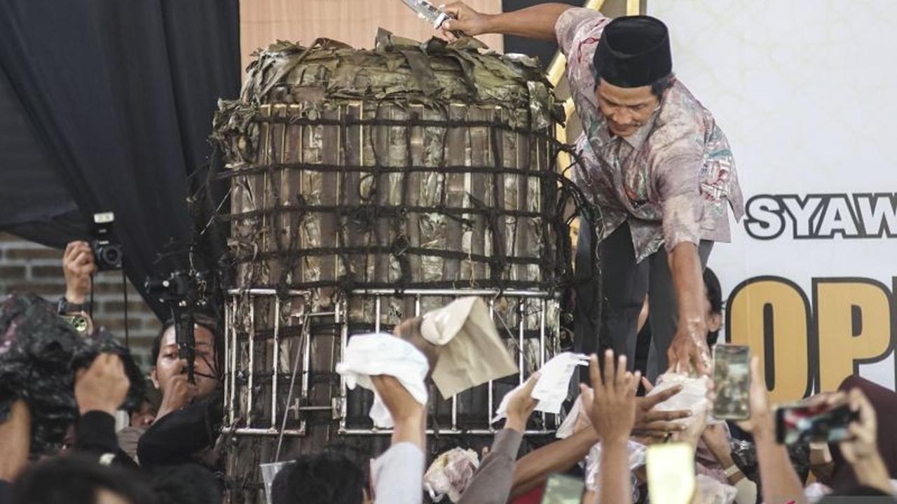 Tradisi Potong Lopis Raksasa di Pekalongan: Simbol Perekat Silaturahmi Warga Krapyak