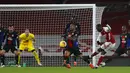 Pemain Arsenal Nicolas Pepe (kanan) menembak bola saat melawan Crystal Palace pada pertandingan Liga Inggris di Emirates Stadium, London, Inggris, Kamis (14/1/2021). Pertandingan berakhir imbang 0-0. (AP Photo/Alastair Grant, Pool)