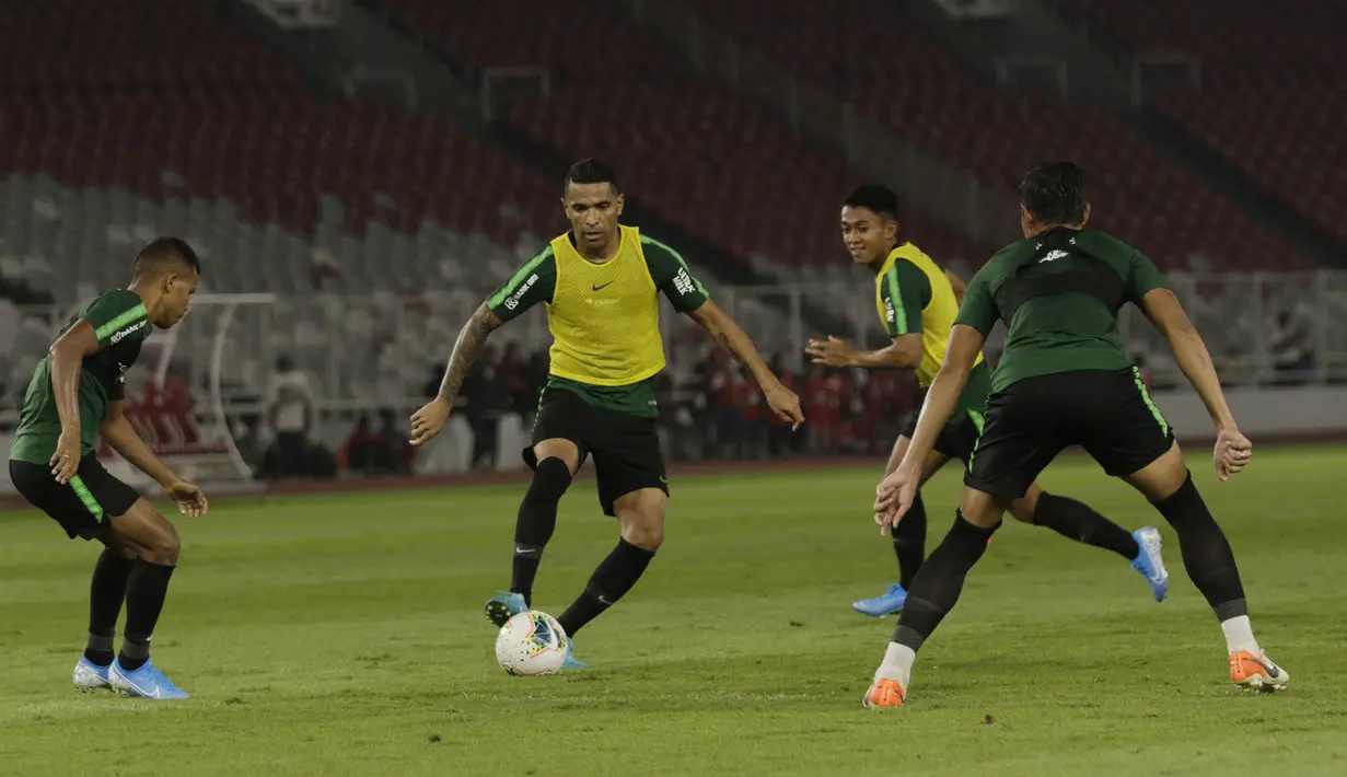 Pemain Timnas Indonesia, Beto Goncalves, saat latihan jelang laga kualifikasi Piala Dunia di SUGBK, Jakarta, Senin (2/9). Indonesia akan berhadapan dengan Malaysia. (Bola.com/M Iqbal Ichsan)