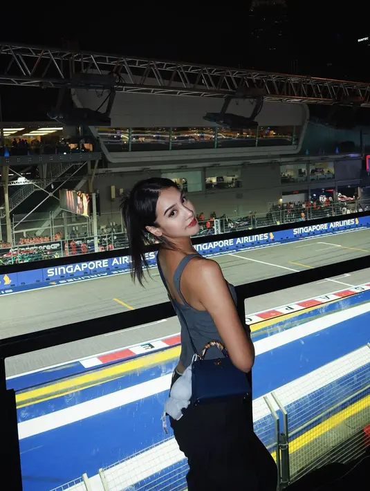 Sementara itu, Anya Geraldine tampil lebih kasual mengenakan tank top denim. Sentuhan gaya boyish diberikan lewat cargo pants hitam sebagai bawahan. Tampilan santainya itu dilengkapi dengan mini sling bag warna putih. [@anyageraldine/@its_lauramoane2].