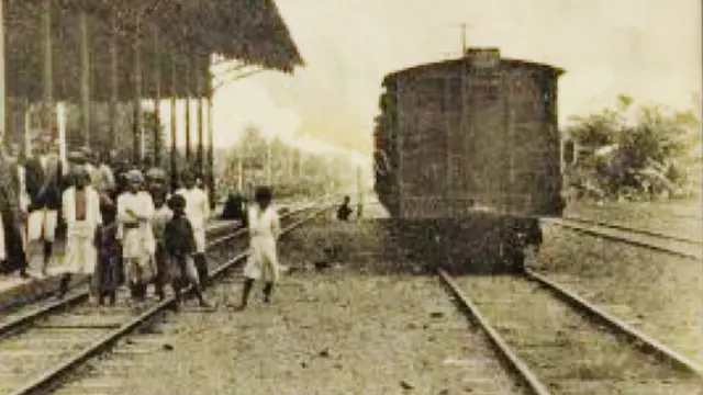Suasana di salah satu stasiun jalur kereta api Bogor-Sukabumi di era kolonial Belanda. (Dok: Arsip Staatsspoorwegen Hindia Belanda)
