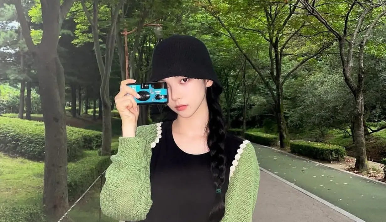 Nah, kalau outfit satu ini cocok untuk kamu yang ingin terlihat simple namun tetap bisa menghipnotis pasangan saat first date. Kamu hanya perlu memadukan atasan hitam yang dibalut dengan cardigan dan boyfriend jeans. Girlfriend material banget! [@aespa_official]