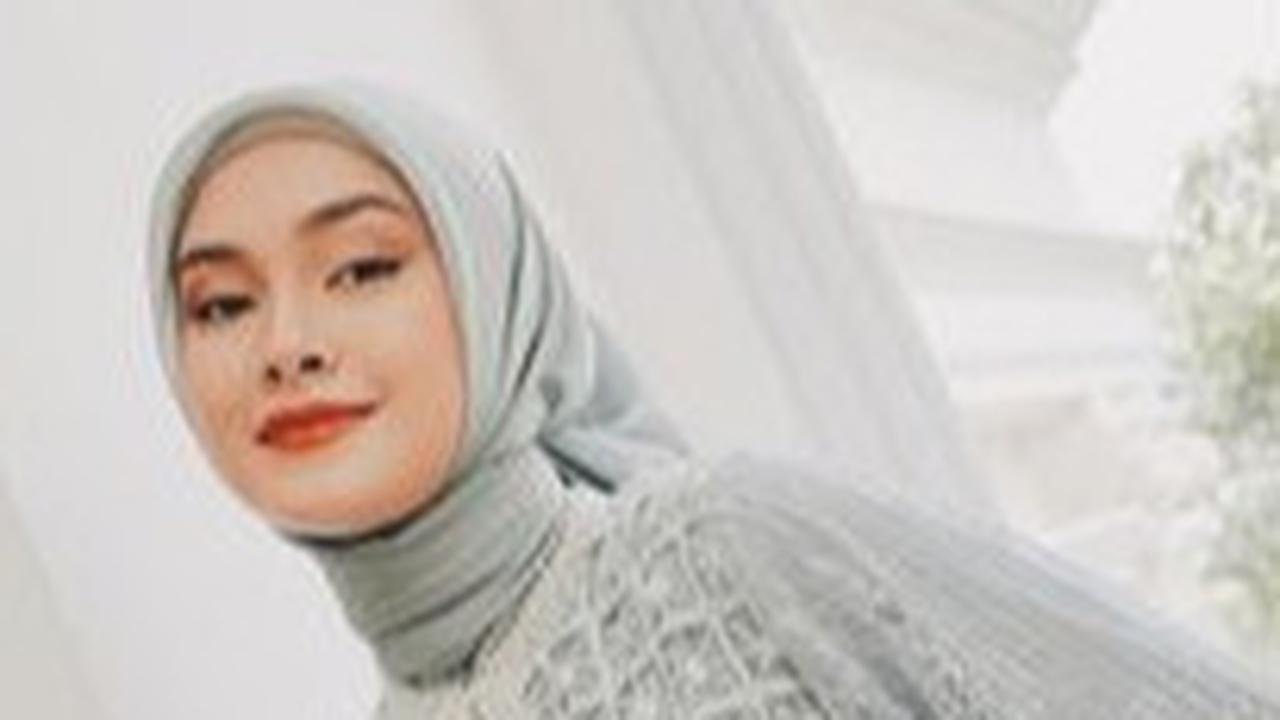 7 Potret Caitlin Halderman Memakai Hijab di Film Setetes Embun Cinta Niyala, Tuai Pujian Masyallah Cantiknya