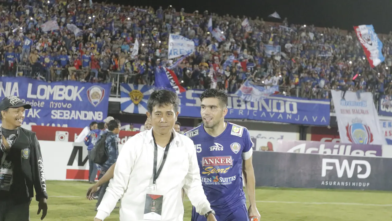 Pelatih Arema Cronus, Joko Susilo (Bola.com/Erwin Fitriansyah)