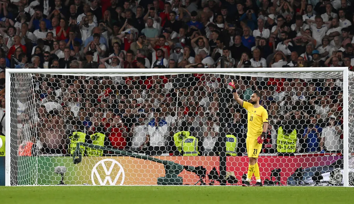 Kiper Italia Gianluigi Donnarumma (kanan) bereaksi setelah melakukan penyelamatan penalti pemain Inggris, Marcus Rashford pada final Euro 2020 di stadion Wembley, London, Minggu, 11 Juli 2021. Ia dilaporkan menerima gaji sekitar 12 juta euro per tahun plus bonus-bonus. (Paul Ellis/Pool via AP)