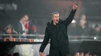 Pelatih Feyenoord, Robin van Persie, memberikan instruksi kepada anak asuhnya saat menghadapi Celtic pada lanjutan Liga Europa, Jumat (28/11/2025) dini hari WIB. (AP Photo/Peter Dejong)