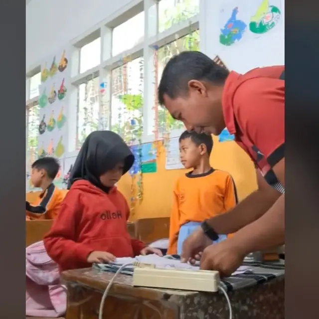 Viral Guru SD Ajarkan Muridnya Cara Setrika dan Melipat Pakaian.  foto: TikTok @de.desul