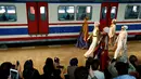 Pengunjung saat menyaksikan sejumlah model memperagakan busana muslim khas Turki selama Istanbul Modest Fashion Week di stasiun kereta api Haydarpasa di Istanbul, Turki 13 Mei 2016. (REUTERS / Murad Sezer)