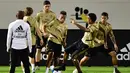 Para pemain Real Madrid saat mengikuti sesi latihan tim di King Abdullah Sport City di kota pelabuhan Arab Saudi, Jeddah (7/1/2020). Real Madrid akan bertanding melawan Valencia pada semifinal Piala Super Spanyol pada Kamis (9/1/2020) dini hari WIB. (AFP/Giuseppe Cacace)