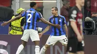 Selebrasi gelandang Inter Milan, Henrikh Mkhitaryan usai mencetak gol ke gawang AC Milan pada leg pertama Liga Champions 2022/2023 di Stadion San Siro, Kamis (11/5/2023) dini hari WIB. (AP Photo/Luca Bruno)