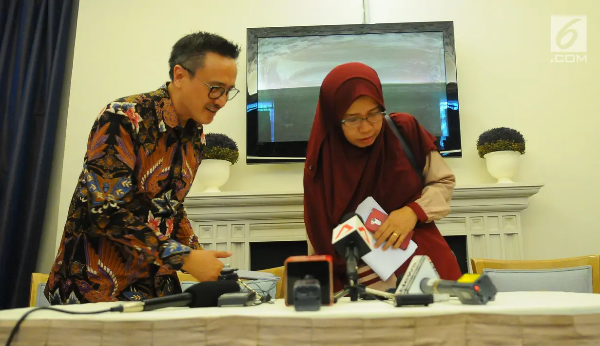 Merdian Agustin, Istri Almarhum Eka Suganda, Korban Kecelakaan Lion Air JT 610 (Kanan) didampingi Hary Ponto dari Kantor Advokat Kailimang & Ponto bersiap konferensi pers terkait penyelesaian klaim asuransi bagi korban kecelakaan Lion Air JT 610, Jakarta, Senin (8/4). (Liputan6.com/Angga Yuniar)