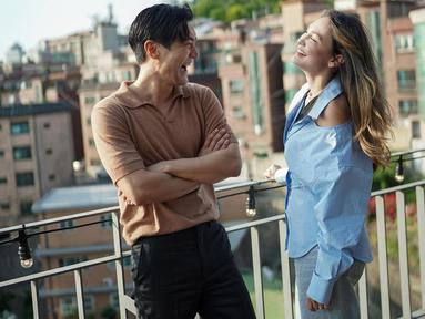 Luna Maya bertemu dengan Choi Siwon. Keduanya tampak seperti teman yang sudah lama tak bertemu, mereka tertawa bersama. (Foto: Instagram/@lunamaya)