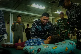 Momen Anak 9 Tahun Patah Tulang Dievakuasi dari Lokasi Banjir Bandang Aceh Tamiang ke Kapal RS TNI AL