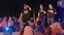 Pemain Warkop DKI Reborn: Jangkrik Boss Part 2 beraksi di atas panggung selama acara Emtek Goes to Campus 2017 di Universitas Airlangga, Surabaya, Jatim, Rabu (13/9). (Liputan6.com/Helmi Afandi)