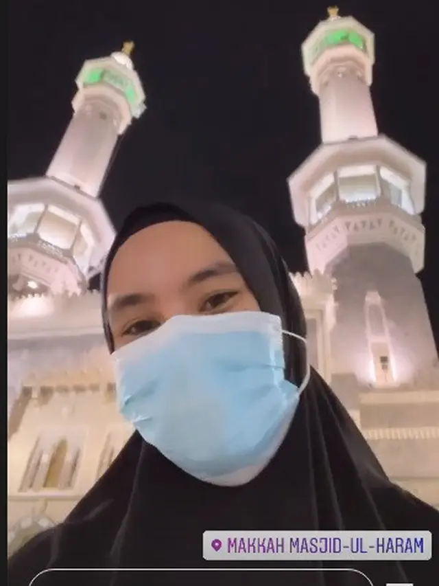 Kartika Putri umrah pada bulan Ramadhan 2022 (Foto: Instagram/@kartikaputriworld)