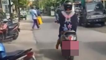 Waduh, Emak-Emak Tutupi Pelat Nomor Sepeda Motor Pakai Pakaian Dalam