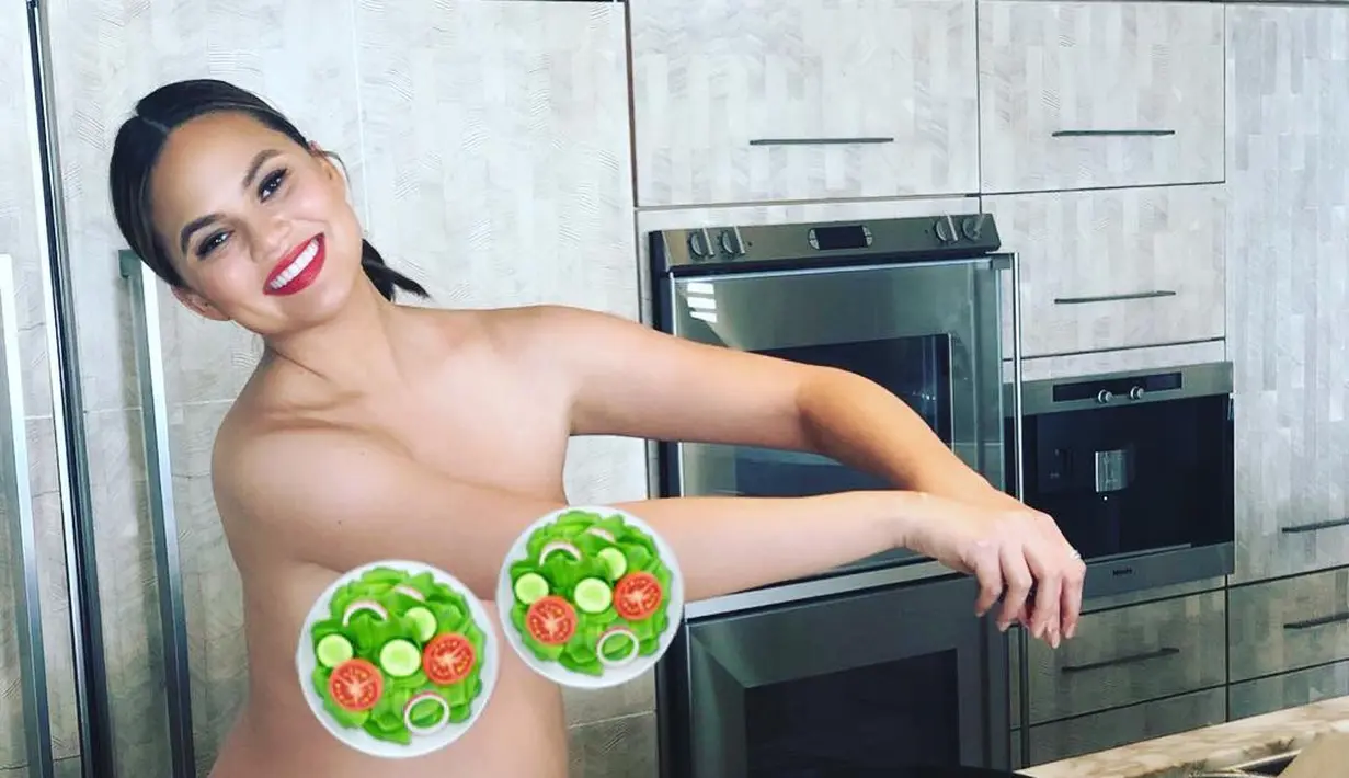 Chrissy Teigen pamer foto tanpa busanya saat membuat salad lewat akun Instagram pribadi. (instagra/chrissyteigen)