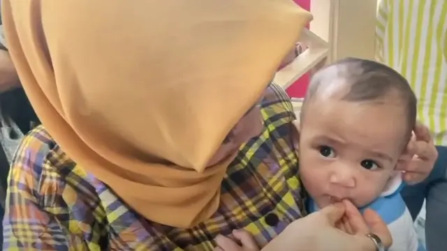Ketika tahu sudah dingin, bayi pun lahap menerima suapan nasi dan tahu dari sang nenek. (Foto Tangkapan Layar Youtube Rayyanza Malik Ahmad Fanbase Official)