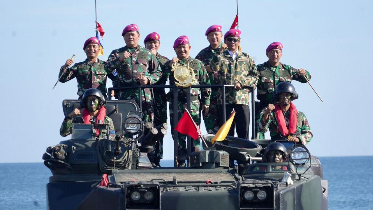 Selamat dua hari, sejak Senin (31/7) kemarin, Mahfud bersama Panglima TNI, Kepala Staf Angkatan Darat, Kepala Staf Angkatan Laut, dan Kepala Staf Angkatan Udara, meninjau sekaligus menyaksikan langsung latihan gabungan yang berlangsung di Jawa Timur.