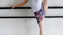 Seorang siswa menampilkan pertunjukan balet secara virtual di Rumah Karya Sjuma, Serpong, Tangerang Selatan, Banten, Minggu (20/12/2020). Pertunjukan balet tahunan ini sebagai ujian siswa Sekolah Ballet Sumber Cipta. (merdeka.com/Arie Basuki)