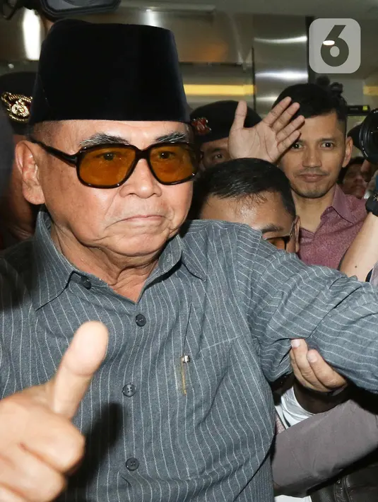 <p>Sejumlah petugas yang mengawal Panji Gumilang masuk ke Ruang Bareskrim Polri meminta wartawan untuk memberikan jalan kepada Pemimpin Pondok Pesantren Al Zaytun itu. Petugas juga tidak mempersilakan ada yang mewawancarai Panji Gumilang. (Liputan6.com/Herman Zakharia)</p>