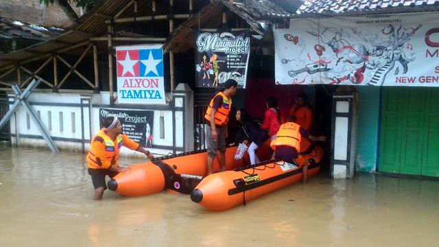 Warga di Desa Gunungreja diungsikan oleh petugas BPBD Cilacap dalam banjir awal 2019 lalu. (Foto: Liputan6.com/Muhamad Ridlo).