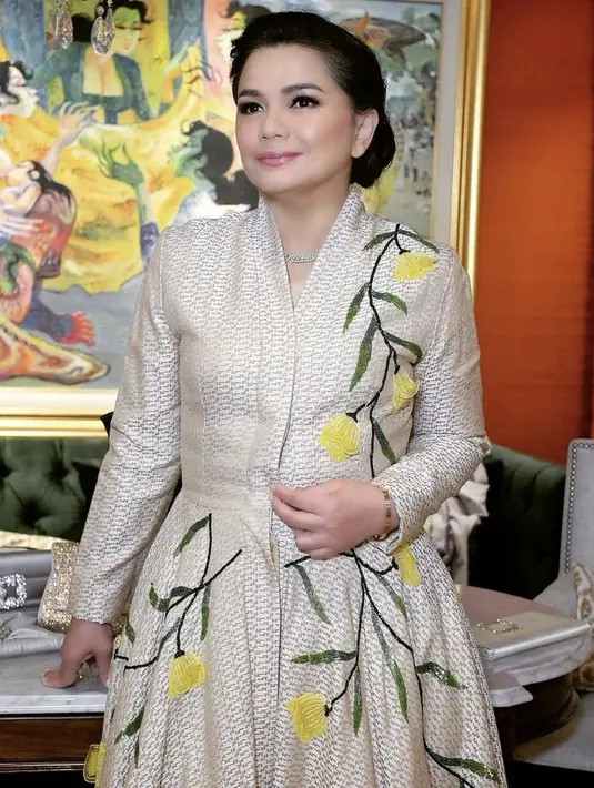 Ingin tampil berbeda saat Lebaran? Karyakan material tenun dan kreasikan menjadi sebuah dress yang menawan seperti yang dikenakan oleh Yanti Airlangga. Tenun tampil menawan disertai dengan bordir bunga kuning yang terdapat pada seluruh permukaan dress. [Foto: Instagram/ Yanti Airlangga]