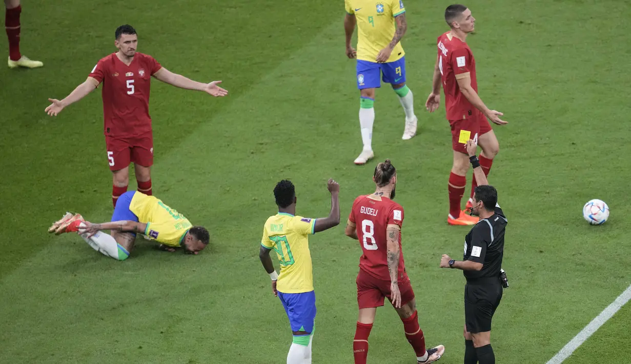 Wasit Alireza Faghani memberikan kartu kuning untuk pemain Serbia Nemanja Gudelj (kanan kedua) setelah melanggar penyerang Brasil Neymar pada matchday 1 Grup G Piala Dunia 2022 di Stadion Lusail Iconic, Jumat (25/11/2022) dini hari WIB. Neymar hanya mampu bertahan selama 80 menit, saat pelatih Tite menariknya keluar dan digantikan oleh Antony. (AP Photo/Darko Vojinovic)
