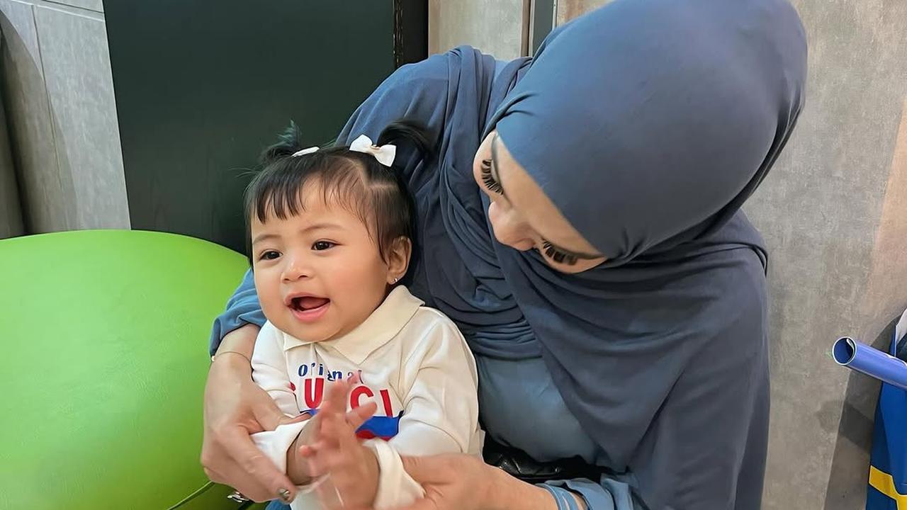 Potret Rieta Amilia Momong dan Suapi Lily, Disayang dan Siapkan Cemilan Untuk Cucu Kesayangan