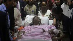 Eman Ahmed Abd El Aty menuju ambulans di sebuah rumah sakit di Mumbai, India (4/5). Eman Ahmed akan dibawa ke Uni Emirates Arab untuk melanjutkan perawatan menyusul operasi penurunan berat badan drastis, kata dokter. (Str/AFP)