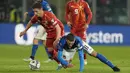 Penyerang Italia, Domenico Berardi berebut bola dengan pemain Makedonia Utara, Enis Bardhi pada pertandingan play-off kualifikasi Piala Dunia 2022 di stadion Renzo Barbera, di Palermo, Italia, Jumat (24/3/2022). Dengan hasil ini Italia gagal melaju ke putaran Piala Dunia 2022 Qatar. (AP Photo/Antoni