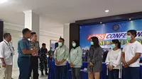 Kantor Imigrasi Kelas 1 Khusus TPI Surabaya bersama Lanudal Puspenerbal Juanda menangkap 5 orang warga negara Indonesia (WNI) yang hendak menjual ginjal ke India. (Liputan6.com/ Dian Kurniawan)