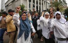 FOTO: Aksi Emak-Emak Dukung Anies-Muhaimin Gugat Hasil Pilpres 2024 di MK