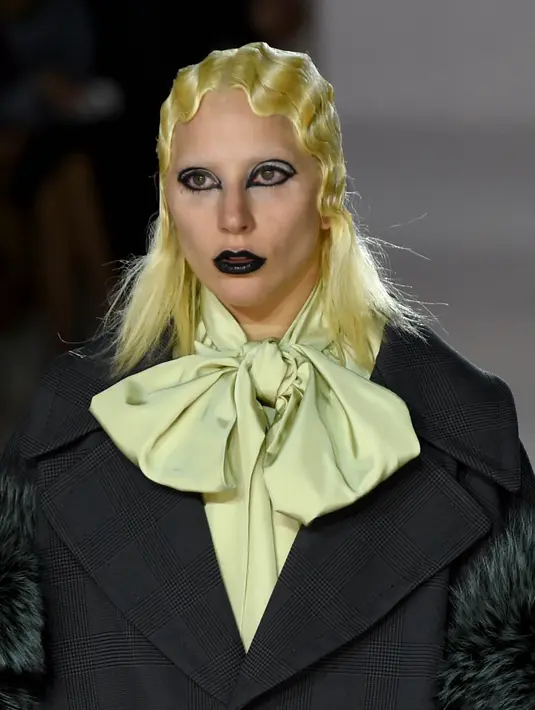 Dengan nuansa gotik era Victoria, Lady Gaga memakai riasan mata yang sangat unik, dengan maskara serta eyeliner tebal berwarna hitam. Ia juga memakai lipstik berwarna hitam yang kontras dengan kulitnya yang putih. (AFP/Bintang.com)