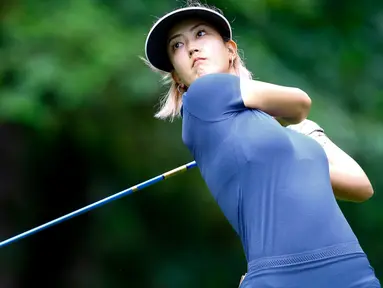 Michelle Wie dari Amerika Serikat melakukan tee off pada hole ke 11 selama putaran pertama turnamen golf wanita AS Terbuka di Shoal Creek, Ala (31/5). Michelle Wie merupakan pegolf profesional AS keturunan Korea. (AP Photo / Butch Dill)