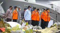 Kepala Basarnas Marsekal Madya TNI (Purn) Bagus Puruhito dan jajaran memberikan keterangan di Posko JICT II Tanjung Priok, Jakarta, Jumat (15/1/2021). Bagus mengatakan perpanjangan status operasi SAR jatuhnya pesawat Sriwijaya Air SJ 182 diperpanjang selama tiga hari. (Liputan6.com/Faizal Fanani)