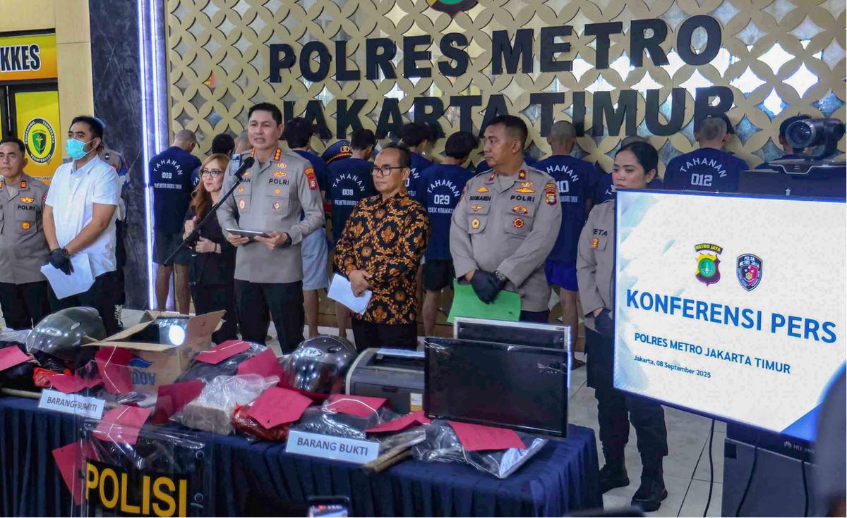 FOTO: Polisi Tetapkan 14 Tersangka Penyerangan Polres dan Polsek di Jakarta Timur