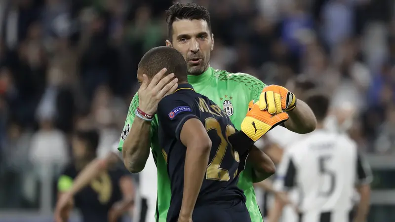 Kiper Juventus, Gianluigi Buffon, menghibur striker AS Monaco Kylian Mbappe selepas leg kedua semifinal Liga Champions di Juventus Stadium, Rabu (10/5/2017) dinihari WIB. Juventus menang 2-1. 