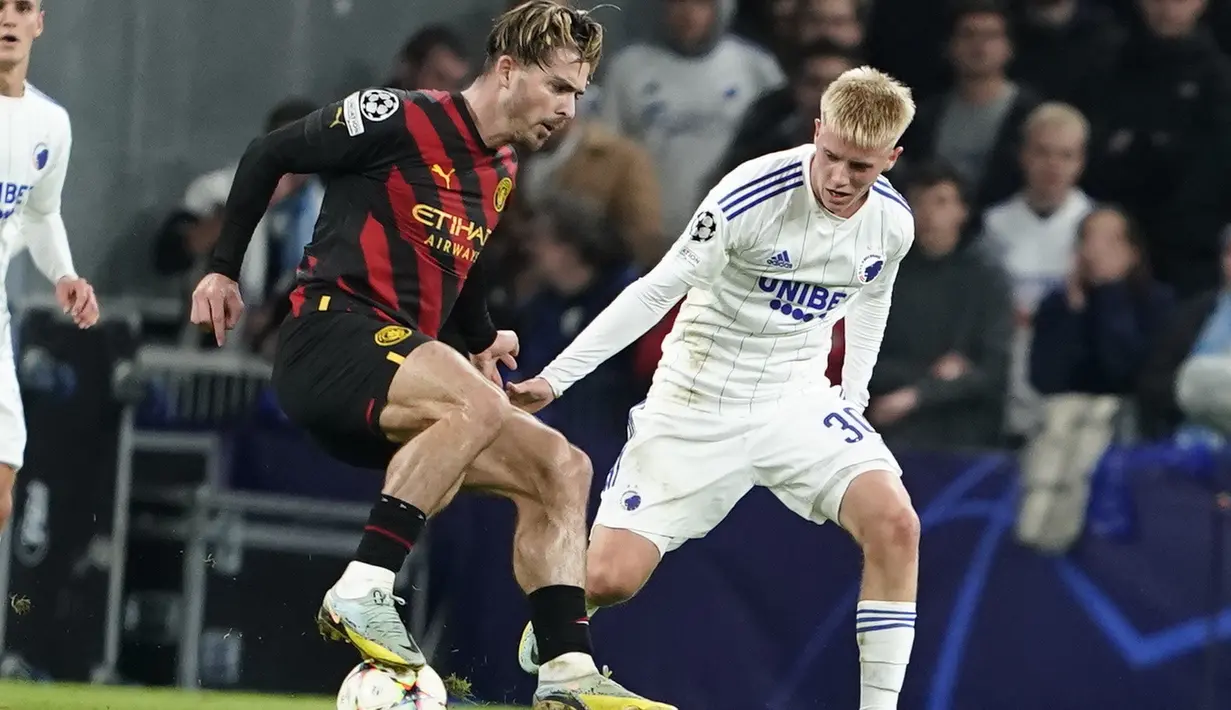 <p>Gelandang Manchester City, Jack Grealish berusaha mengontrol bola dari kawalan pemain FC Copenhagen, Hakon Arnar Haraldsson selama pertandingan lanjutan grup G Liga Champions di Stadion Parken di Kopenhagen, Denmark, Selasa 11 Oktober 2022. FC Copenhagen bermain imbang atas City 0-0. (Liselotte Sabroe/Ritzau Scanpix via AP)</p>