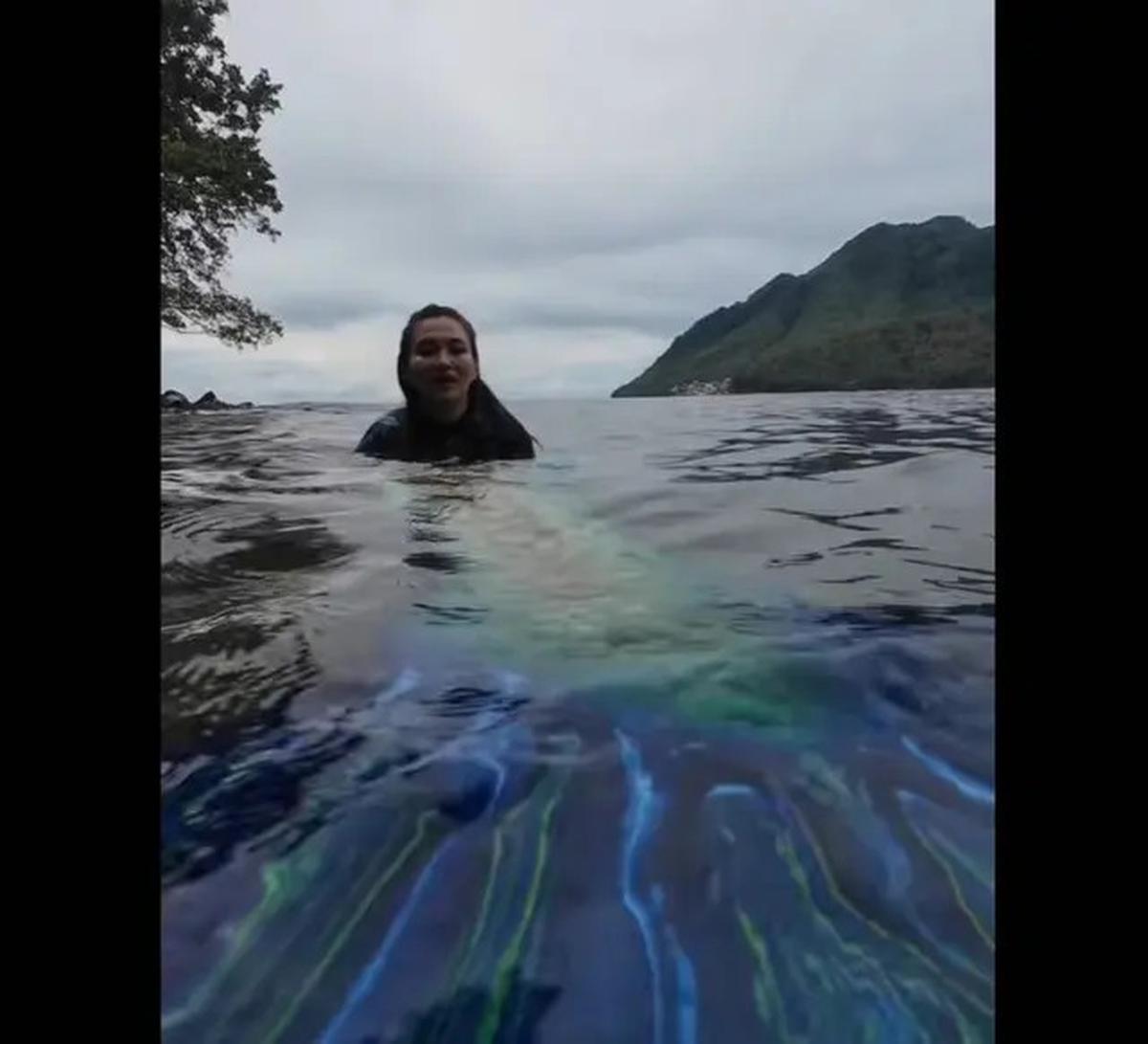 Pakai Kostum Duyung, Gubernur Sherly Tjoanda Unjuk Skill Menyelam dan Keindahan Pantai Siko Maluku Utara