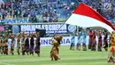Penari mengibarkan bendera Merah Putih saat jeda laga pembuka turnamen Piala Presiden 2018 antara Persib melawan Sriwijaya FC di Stadion GBLA, Bandung, Selasa (16/1). Laga dimenangkan Persib 1-0. (Liputan6.com/Helmi Fithriansyah)