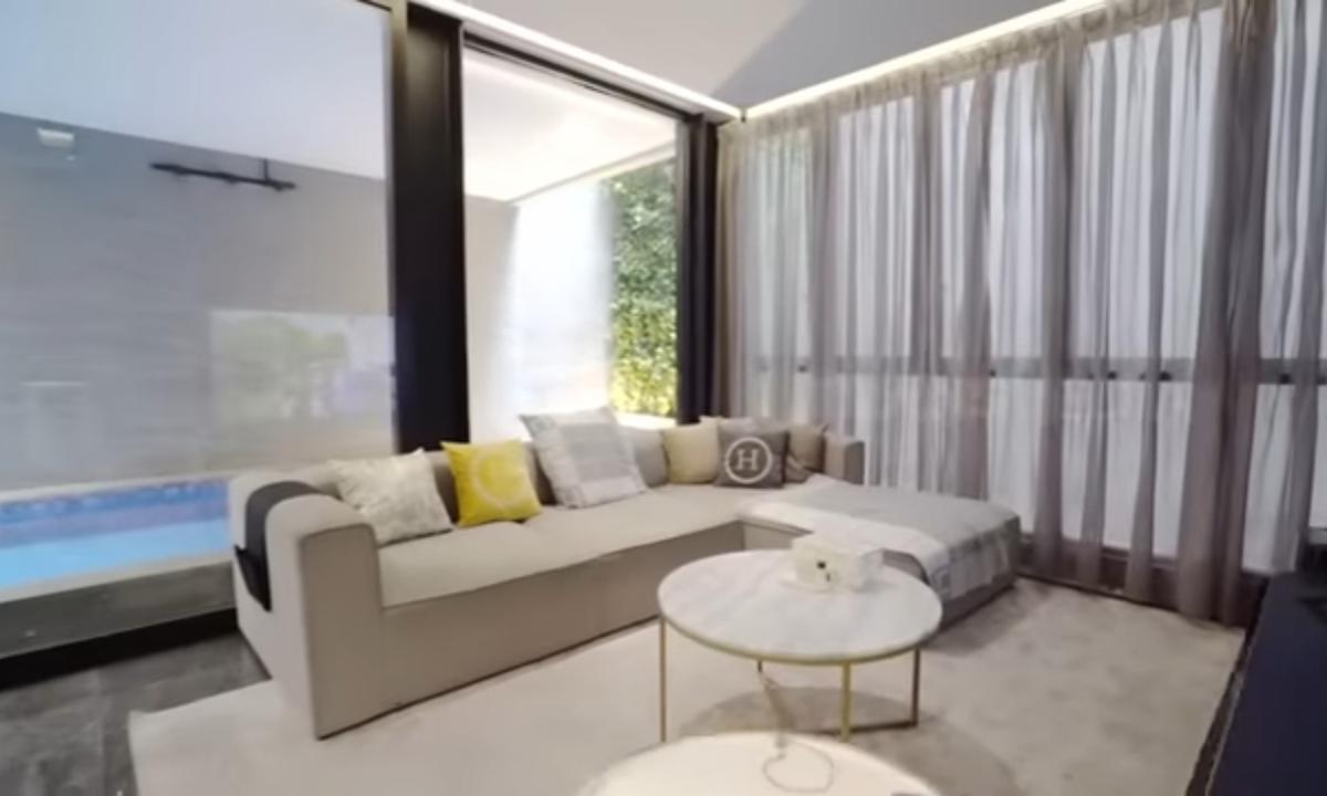 5 Potret Mewah Dapur Nisya Ahmad, Konsep Open Space di Samping Kolam Renang - Elegan dengan Sentuhan Warna Emas