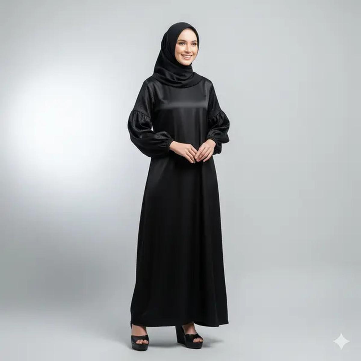 8 Model Gamis Hitam Kombinasi Brokat dan Satin, Mewah dan Elegan