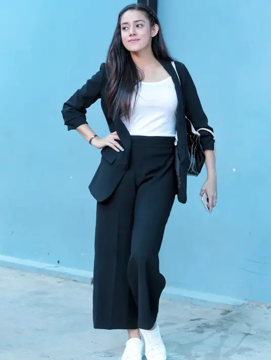 Menjadi single parent dirasakan tidak mudah. Karena butuh perjuangan dan pengorbanan. Meski bukan merupakan hal yang buruk, ia menjalaninya dengan iklhas. (Adrian Putra/Bintang.com)