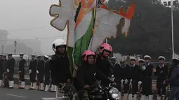 Prajurit wanita dari Pasukan Keamanan Perbatasan India (BSF) beraksi di atas motor selama latihan untuk Parade Hari Republik di New Delhi, India, Rabu (10/1). India akan merayakan Hari Republik ke-69 pada tanggal 26 Januari. (AFP Photo/Prakash Singh)