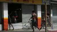 Sejumlah pria menjarah sebuah toko elektronik di Vitoria, Espirito Santo (6/2/2017) (AP)
