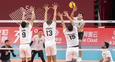 Timnas Bola Voli putra Indonesia memastikan lolos ke babak 12 besar Asian Games 2022 setelah pada laga ketiga Grup F yang berlangsung di Deqing Sports Centre Gymnasium, Kamis (21/9/2023) siang WIB sukses membungkam Afghanistan dengan skor 3-0 (25-18, 25-21, 25-17). Tanpa diperkuat Farhan Halim yang mengalami cedera, Indonesia tampil solid dengan menempatkan Hernanda Zulfi sebagai penyumbang angka terbanyak dengan 17 poin. Dengan hasil ini Indonesia menempati posisi kedua Grup F dengan poin 6 dan lolos ke babak 12 besar setelah Jepang memastikan sebagai juara Grup F usai mengalahkan Filipina. (CGTN Sports)