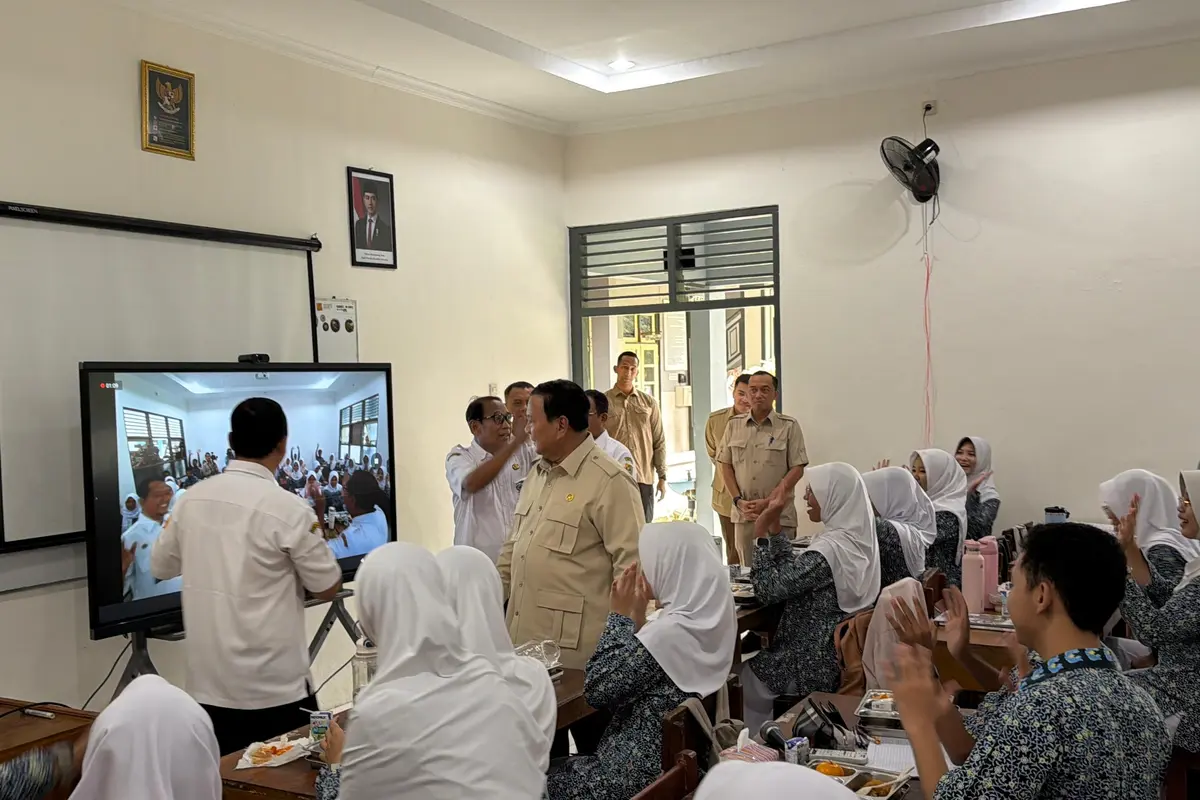 Prabowo saat meninjau hasil revitalisasi SMAN 1 Cilacap