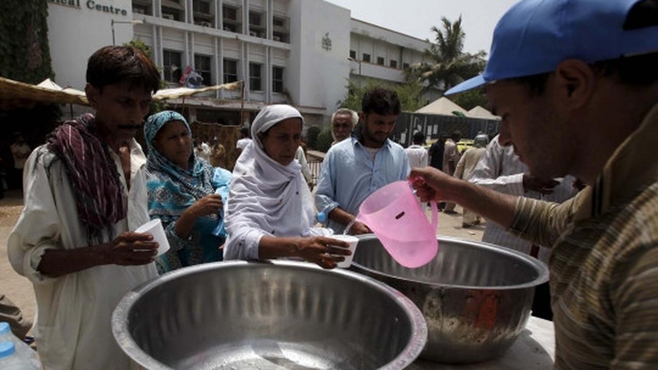 Suhu ekstrem, warga Pakistan tak bisa jauh dari air