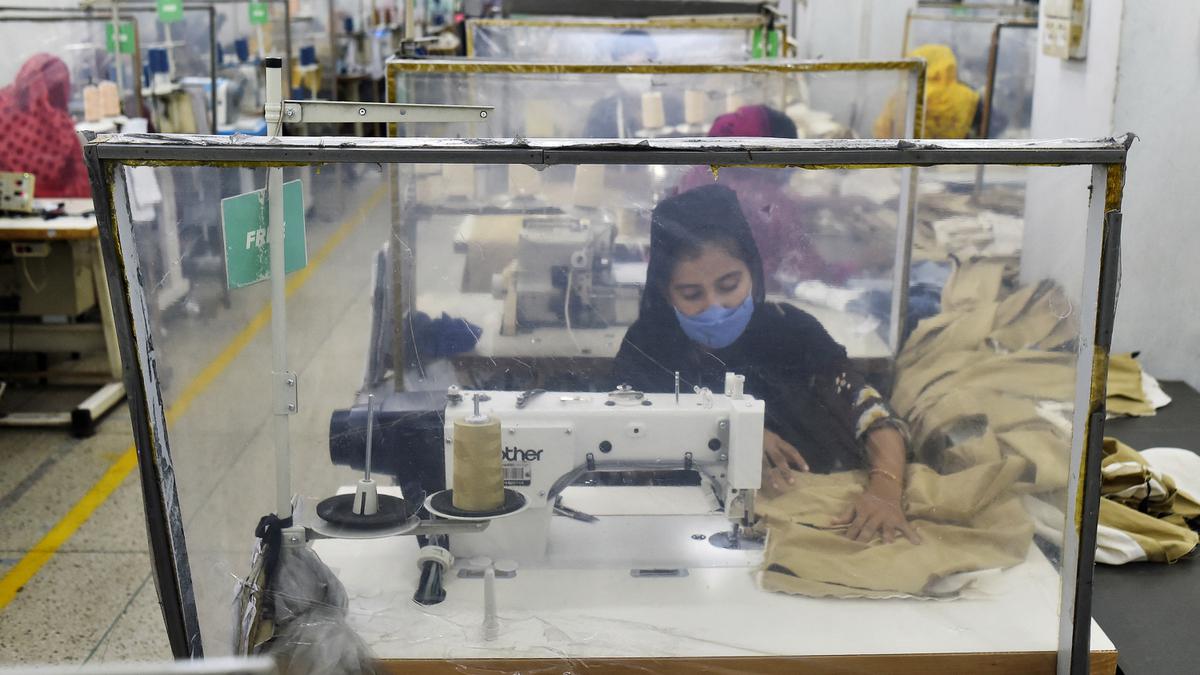 Buruh Pabrik Garmen di Semarang Protes Gaji dan Uang Lemburan Belum Dibayar